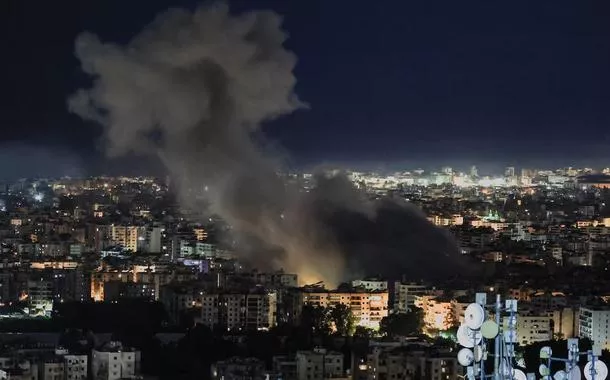 Fumaça se eleva após bombardeios nos subúrbios ao sul de Beirute, no Líbano, em 5 de março de 2026