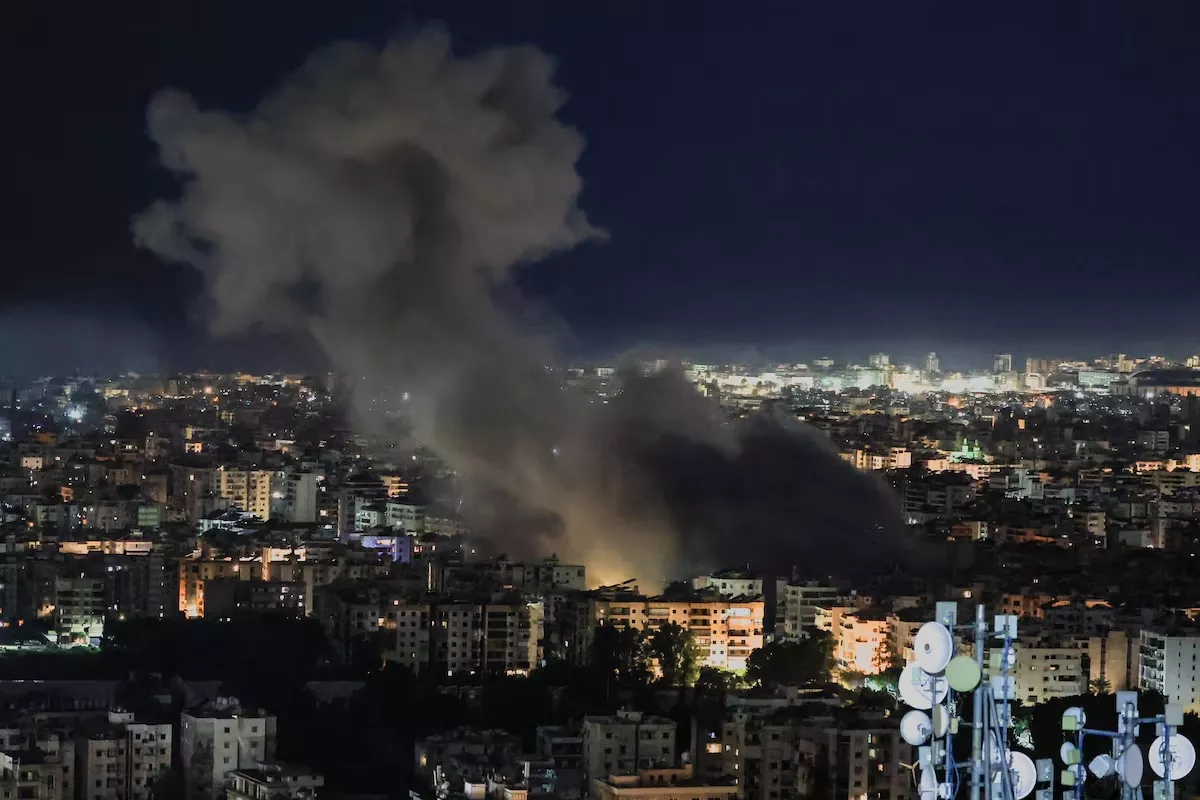 Fumaça se eleva após bombardeios nos subúrbios ao sul de Beirute, no Líbano, em 5 de março de 2026