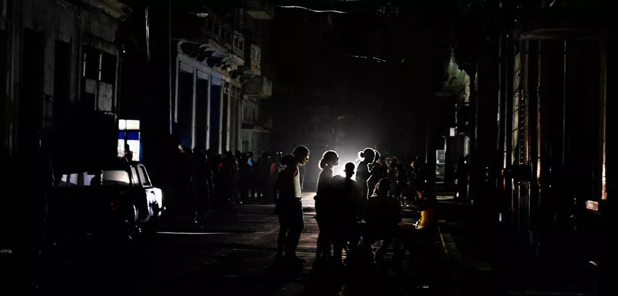 Pessoas na rua durante um apagão em massa em grande parte do país, em Havana, Cuba