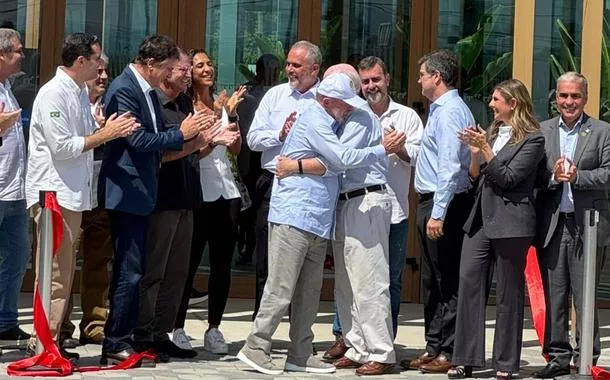 Lula abraça Paulo Rocca, do grupo Techint