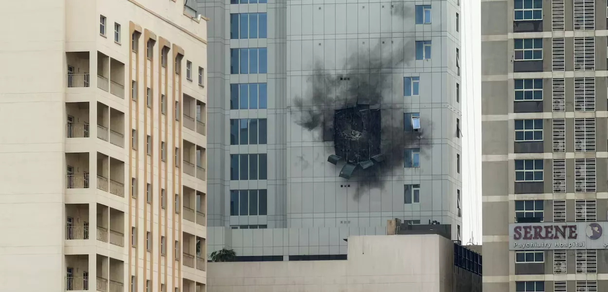 Um edifício ao lado do quartel-general da 5ª Frota da Marinha dos Estados Unidos em Juffair, no Bahrein, foi danificado por um drone de ataque iraniano no fim de semana