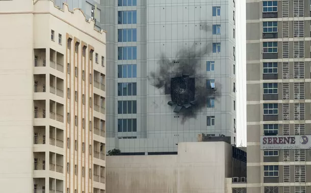 Um edifício ao lado do quartel-general da 5ª Frota da Marinha dos Estados Unidos em Juffair, no Bahrein, foi danificado por um drone de ataque iraniano no fim de semana