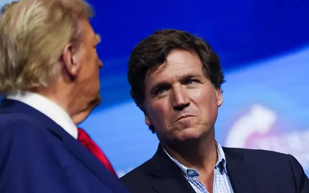 Tucker Carlson com Donald Trump durante um evento de campanha em Duluth, Geórgia, em 23 de outubro de 2024.  