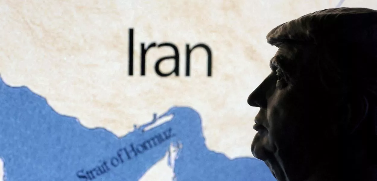 Mapa mostra o Estreito de Hormuz e o Irã atrás de uma miniatura impressa em 3D do presidente dos EUA, Donald Trump, nesta ilustração
22/06/2025
REUTERS/Dado Ruvic