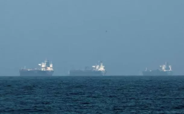 Petroleiros são vistos ao largo da costa de Fujairah,  3 de março de 2026
