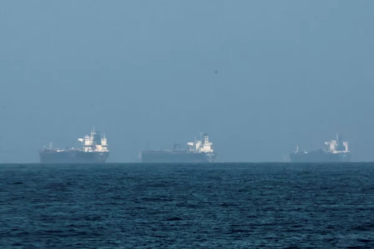 Petroleiros são vistos ao largo da costa de Fujairah,  3 de março de 2026