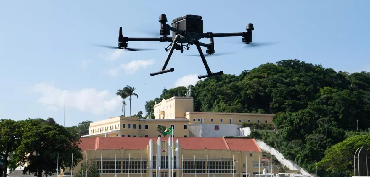 Exército apresenta sistema de inteligência artificial para controlar enxames de drones em operações militares