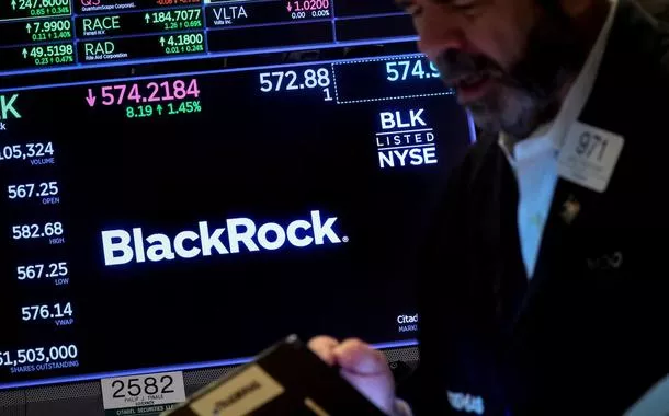 Um operador trabalha enquanto uma tela exibe informações de negociação da BlackRock no pregão da Bolsa de Valores de Nova York (NYSE), em Nova York, Estados Unidos, em 14 de outubro de 2022