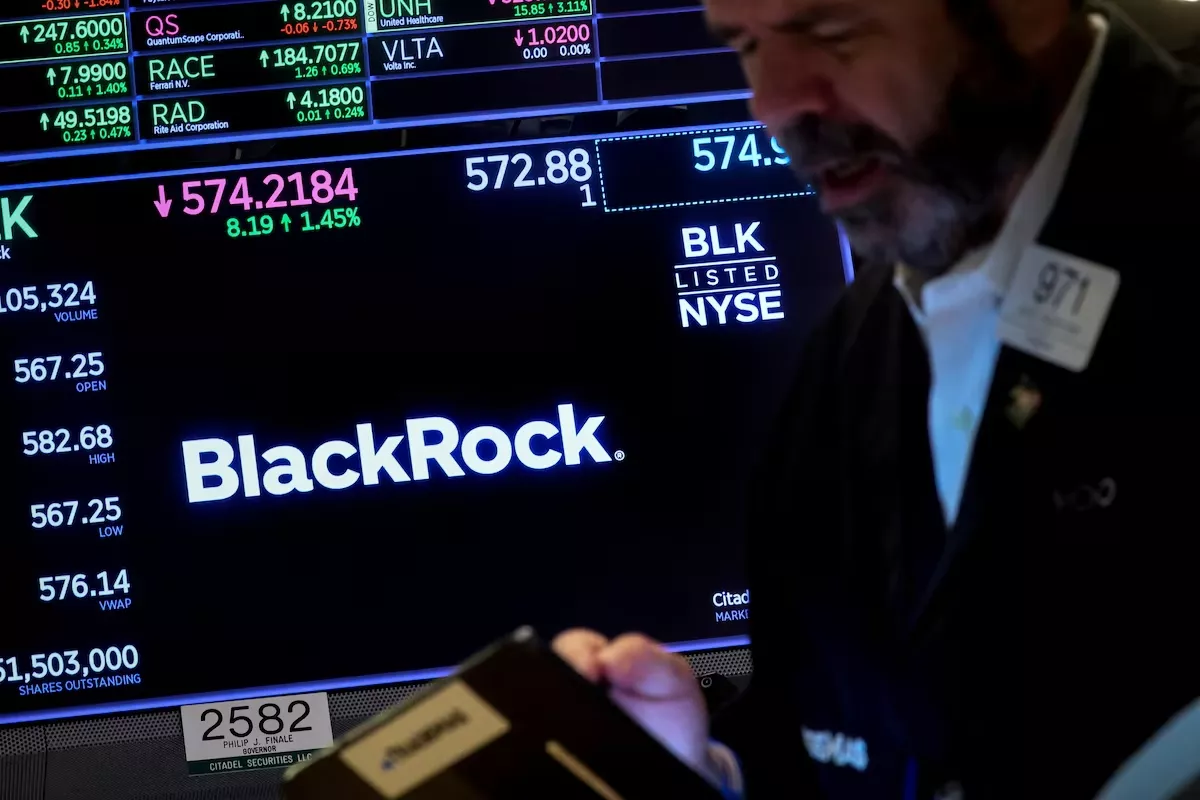 Um operador trabalha enquanto uma tela exibe informações de negociação da BlackRock no pregão da Bolsa de Valores de Nova York (NYSE), em Nova York, Estados Unidos, em 14 de outubro de 2022