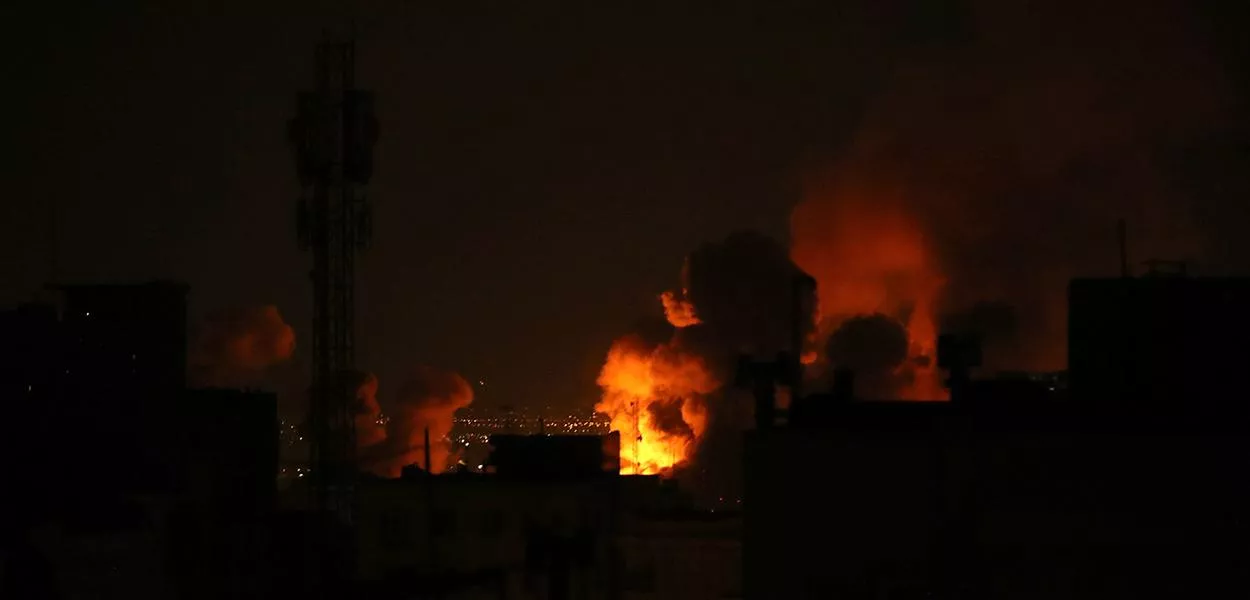 Coluna de fumaça após explosão em Teerã, Irã
6 de março de 2026