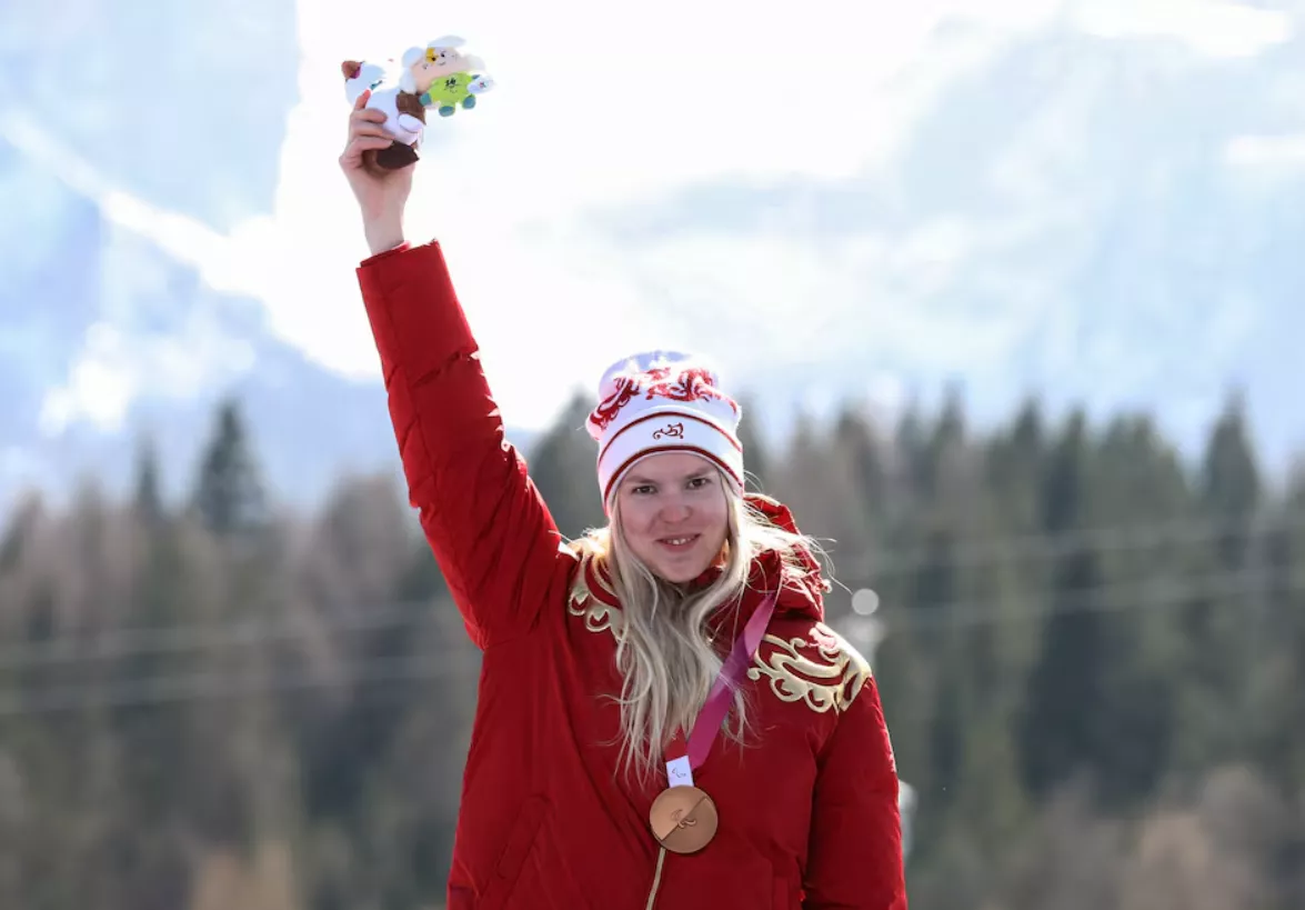 Atletas russos conquistam bronzes e bandeira do país volta ao pódio paralímpico após 10 anos