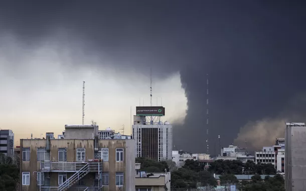 Bombardeios israelenses a instalações de petróleo em Teerã geram risco de chuva ácida