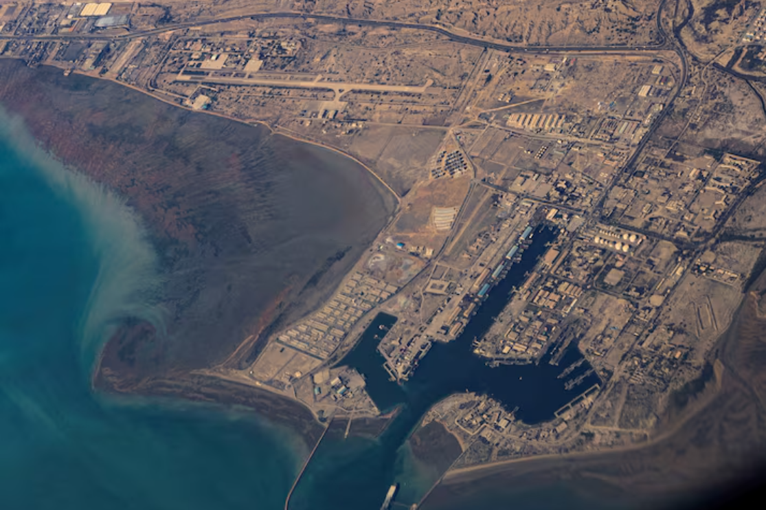 Estreito de Ormuz tem fila de quase mil embarcações retidas desde o início das agressões dos EUA e Israel ao Irã