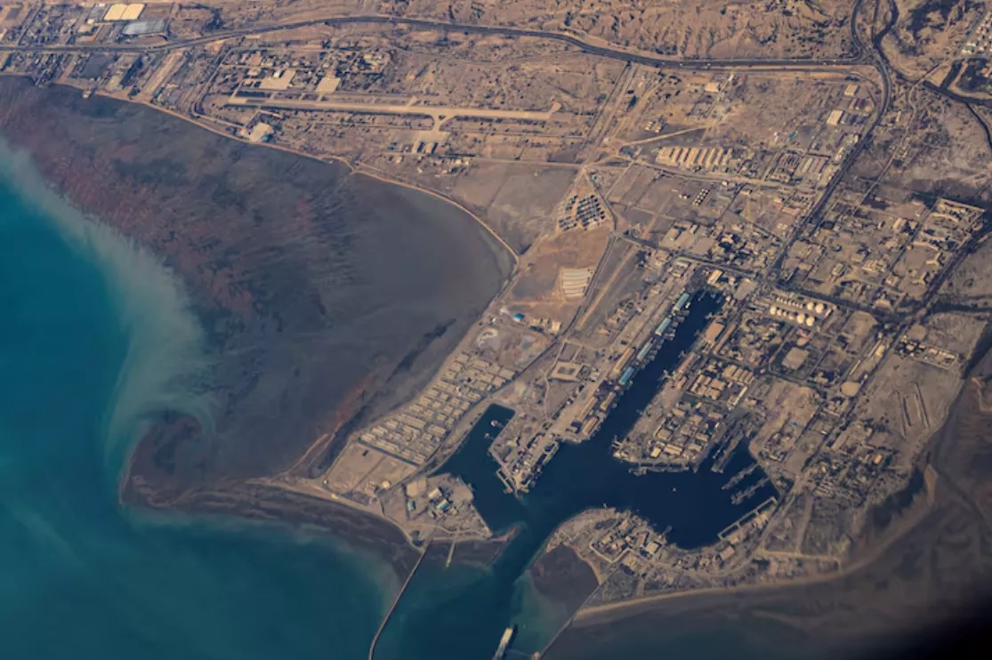 Vista aérea da costa iraniana e do porto de Bandar Abbas, no estreito de Ormuz, em 10 de dezembro de 2023