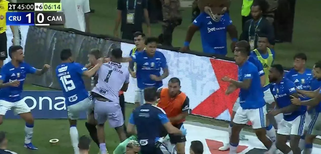 Com o tumulto instalado, diversos atletas passaram a trocar empurrões, chutes e socos em diferentes pontos do campo
