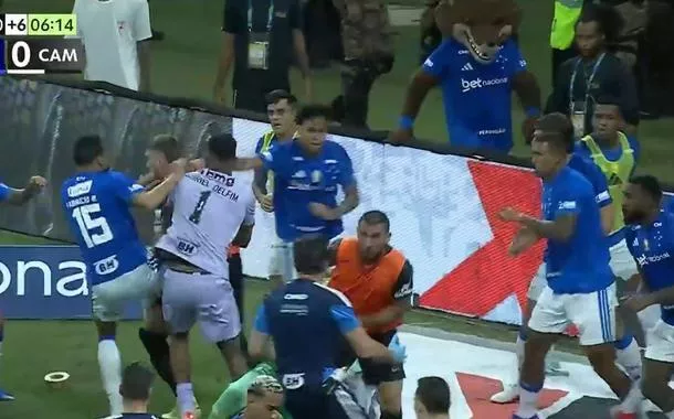 Com o tumulto instalado, diversos atletas passaram a trocar empurrões, chutes e socos em diferentes pontos do campo