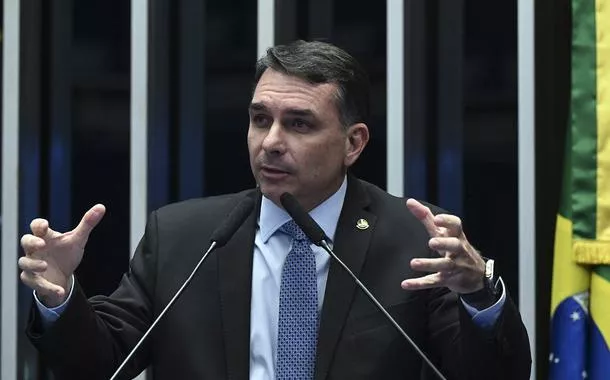 Flávio Bolsonaro assina pedido de CPMI do Master, mas pede investigação de Galípolo – e não de Campos Neto