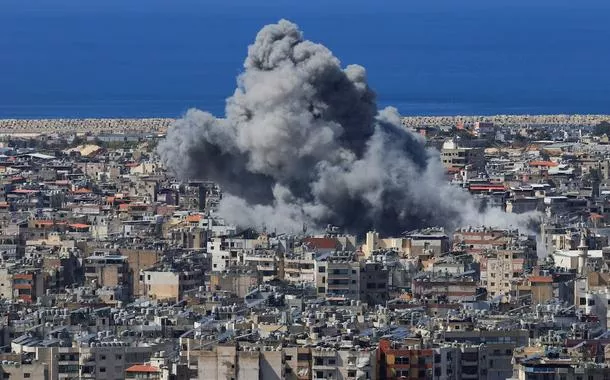Fumaça se eleva após um ataque israelense aos subúrbios ao sul de Beirute, no Líbano