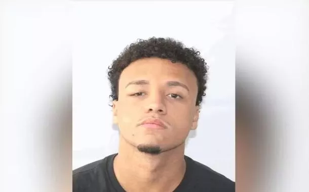 Ao se entregar na 12ª DP (Copacabana), na última quarta-feira (4), Vitor Hugo Oliveira Simonin, de 18 anos, investigado por participação no estupro coletivo contra uma adolescente de 17 anos, entrou na delegacia vestindo uma camisa com a frase em inglês “regret nothing” 