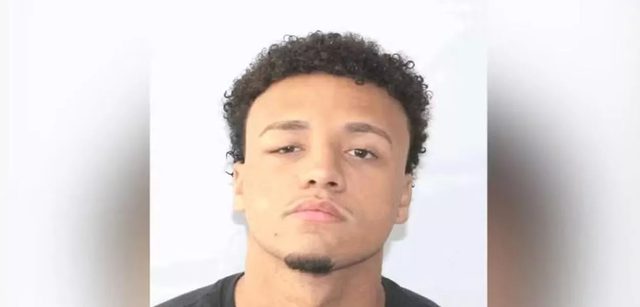 Ao se entregar na 12ª DP (Copacabana), na última quarta-feira (4), Vitor Hugo Oliveira Simonin, de 18 anos, investigado por participação no estupro coletivo contra uma adolescente de 17 anos, entrou na delegacia vestindo uma camisa com a frase em inglês “regret nothing” 