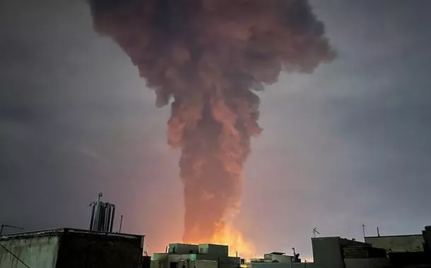 Fumaça sobe após uma explosão, em meio ao conflito entre os EUA e Israel com o Irã, em Teerã, Irã, 7 de março de 2026. 