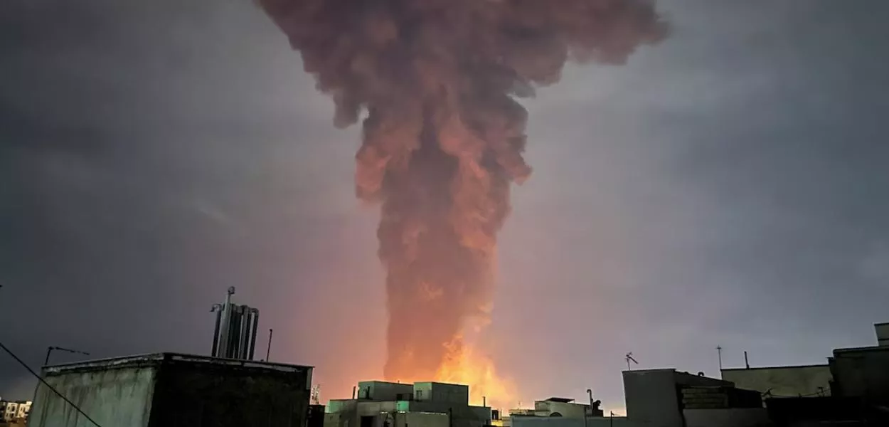 Fumaça sobe após uma explosão, em meio ao conflito entre os EUA e Israel com o Irã, em Teerã, Irã, 7 de março de 2026. 