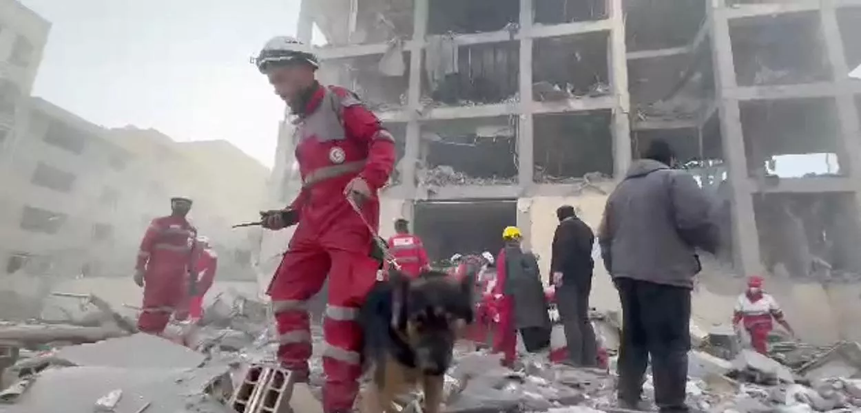 Equipes de resgate trabalham nos escombros de prédios residenciais após ataques aéreos em Teerã

