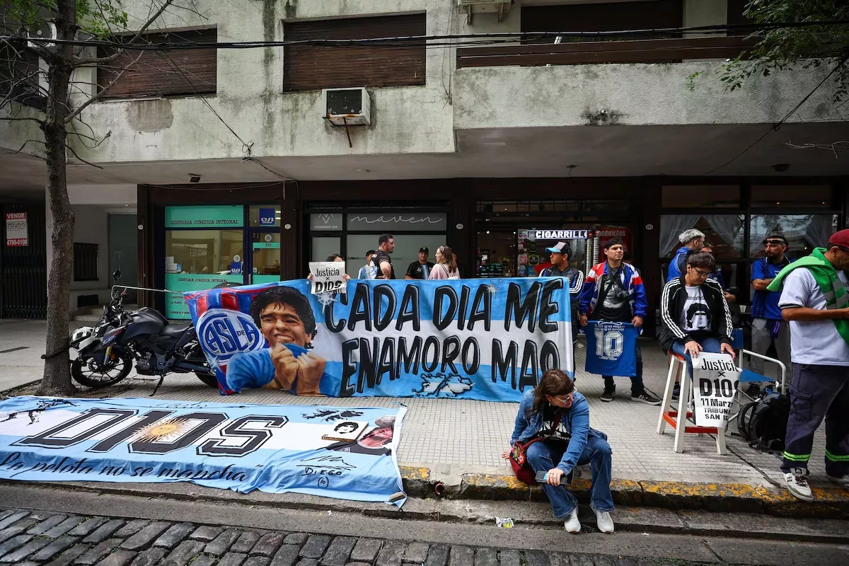 Fãs da lenda do futebol argentino Diego Armando Maradona se reúnem, no dia de um julgamento contra pessoas acusadas pela morte de Maradona, em Buenos Aires, Argentina, 11 de março de 2025
