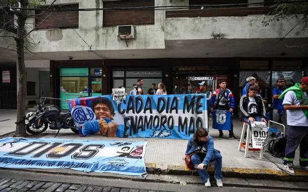 Fãs da lenda do futebol argentino Diego Armando Maradona se reúnem, no dia de um julgamento contra pessoas acusadas pela morte de Maradona, em Buenos Aires, Argentina, 11 de março de 2025