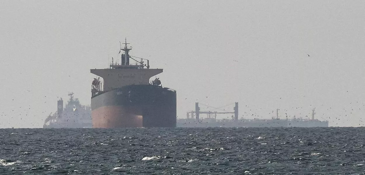 Petroleiros navegam no Golfo Pérsico, perto do Estreito de Ormuz
11/03/2026
