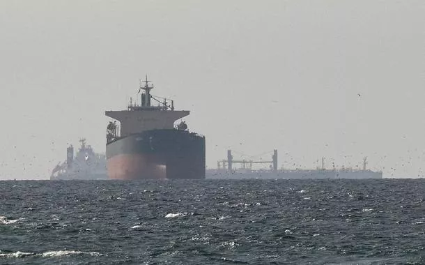 Petróleo iraniano flui pelo Estreito de Ormuz apesar da paralisação das exportações dos vizinhos do Golfo