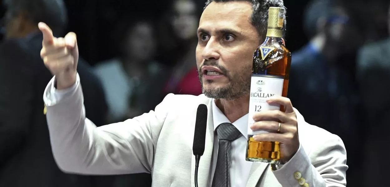 
Senador Cleitinho (Republicanos-MG) exibe garrafa de  Macallan 12 anos durante pronunciamento.

Foto: Jefferson Rudy/Agência Senado