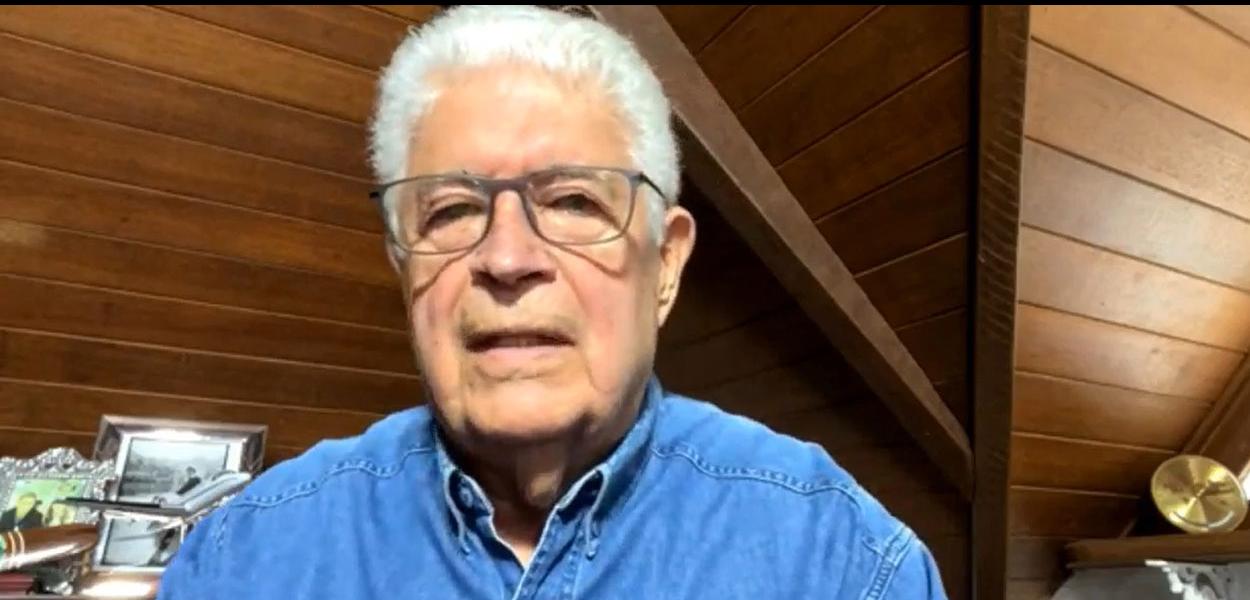 A candidatura presidencial de Flávio Bolsonaro esboroou, avalia Roberto Requião