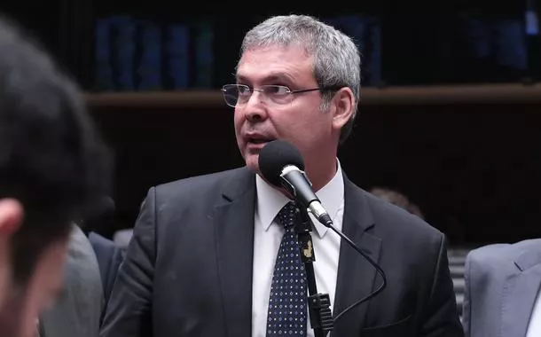 "Haverá fiscalização e punição", diz Lindbergh ao endossar propostas do governo sobre combustíveis