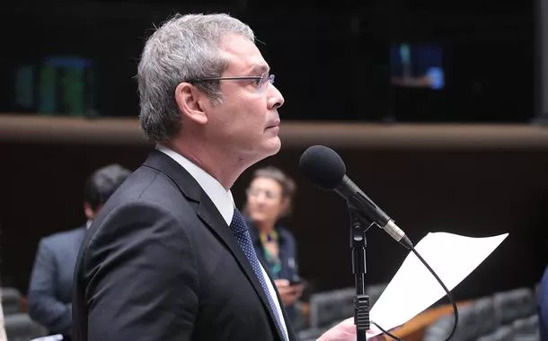 Lindbergh pede à PGR que investigue repasses de cunhado de Vorcaro a Bolsonaro