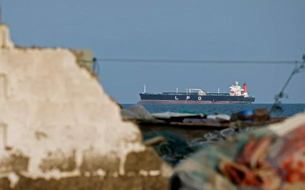 Navio-tanque de gás GLP ancorado no Estreito de Ormuz, em Shinas, Omã
