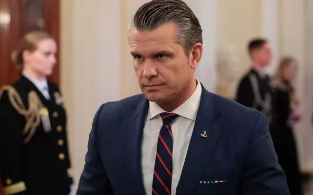O secretário de Defesa dos Estados Unidos, Pete Hegseth, observa antes de uma cerimônia da Medalha de Honra na Casa Branca, em Washington, D.C., EUA, em 2 de março de 2026