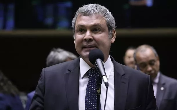 ‘Brasil defendeu a soberania e não aceitará pressões externas’, diz Lindbergh sobre assessor de Trump