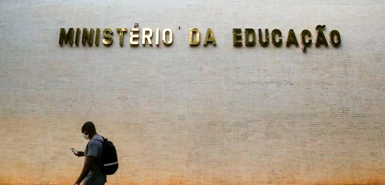 MEC recomenda veto à inteligência artificial na educação infantil e desaconselha reconhecimento facial nas escolas
