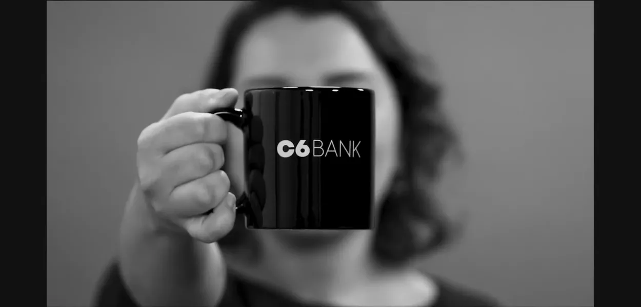 Caneca com logotipo do C6 Bank