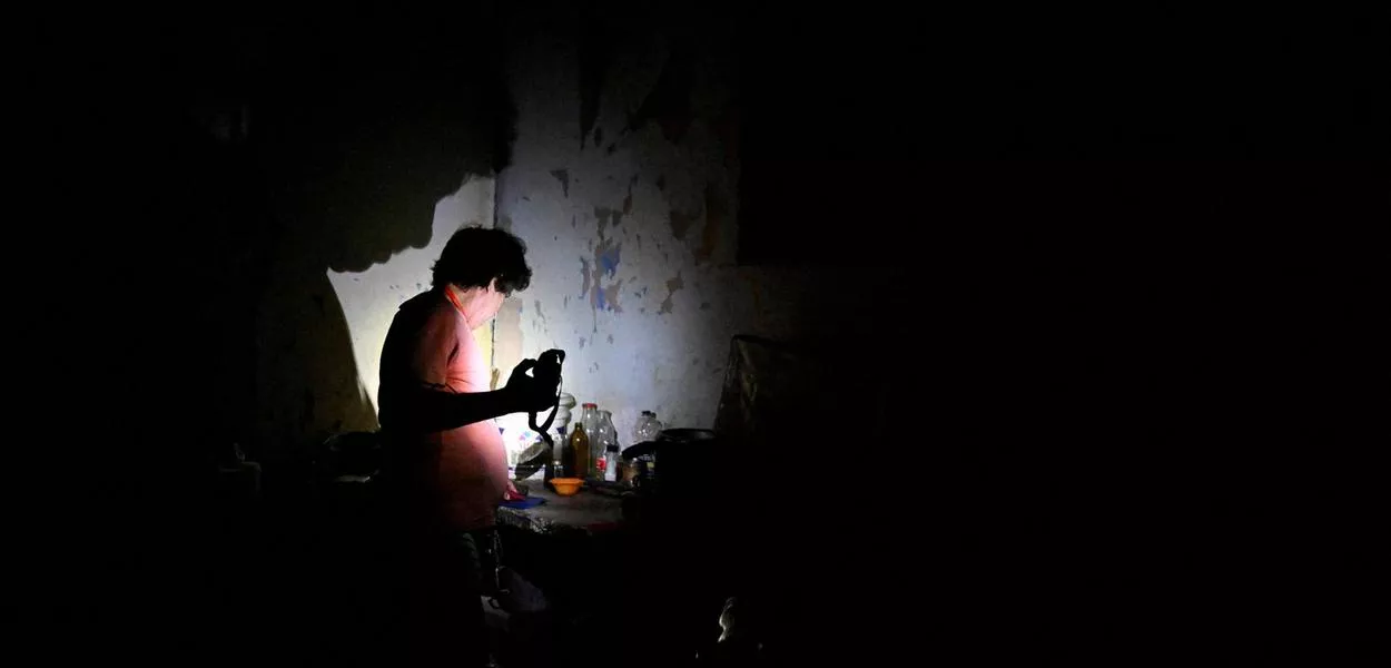 Homem usa uma lanterna durante um apagão causado pelo colapso da rede elétrica nacional de Cuba, em Havana
REUTERS/Norlys Perez