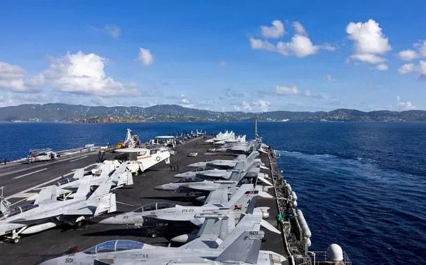 Porta-aviões Ford, utilizado na guerra contra Irã, deve ir para porto temporariamente após incêndio a bordo