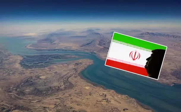Imagem aérea revela o litoral do Irã e a ilha de Qeshm, localizada no estreito de Ormuz, bandeira do Irã e Donald Trump