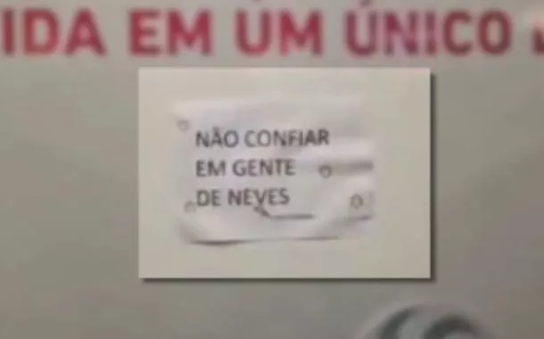 Um cartaz colocado em uma repartição da prefeitura de Contagem (MG) tem causado polêmica nas redes sociais