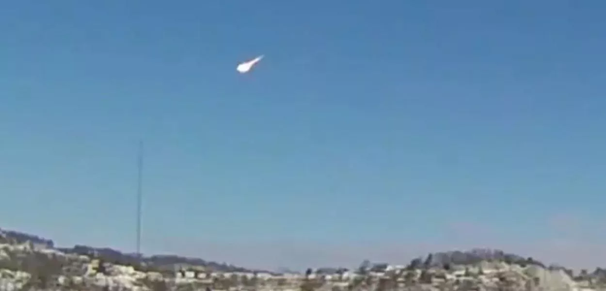 Imagens feitas por um funcionário do Serviço Nacional de Meteorologia mostram o rastro brilhante deixado pelo objeto antes da explosã