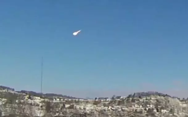 Imagens feitas por um funcionário do Serviço Nacional de Meteorologia mostram o rastro brilhante deixado pelo objeto antes da explosã