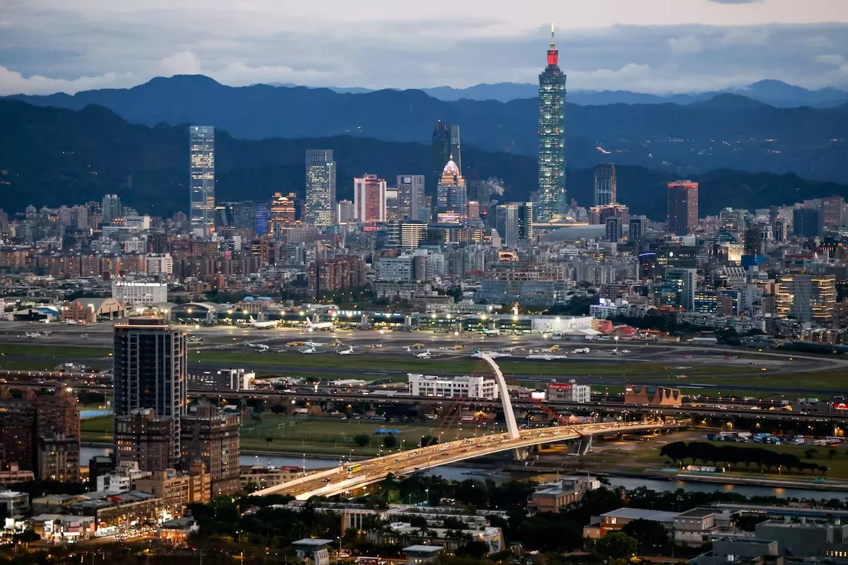 Uma vista geral mostra o horizonte da cidade de Taipé, incluindo o arranha-céu Taipei 101, com o Aeroporto Songshan em primeiro plano, em Taipé, Taiwan, em 23 de fevereiro de 2026