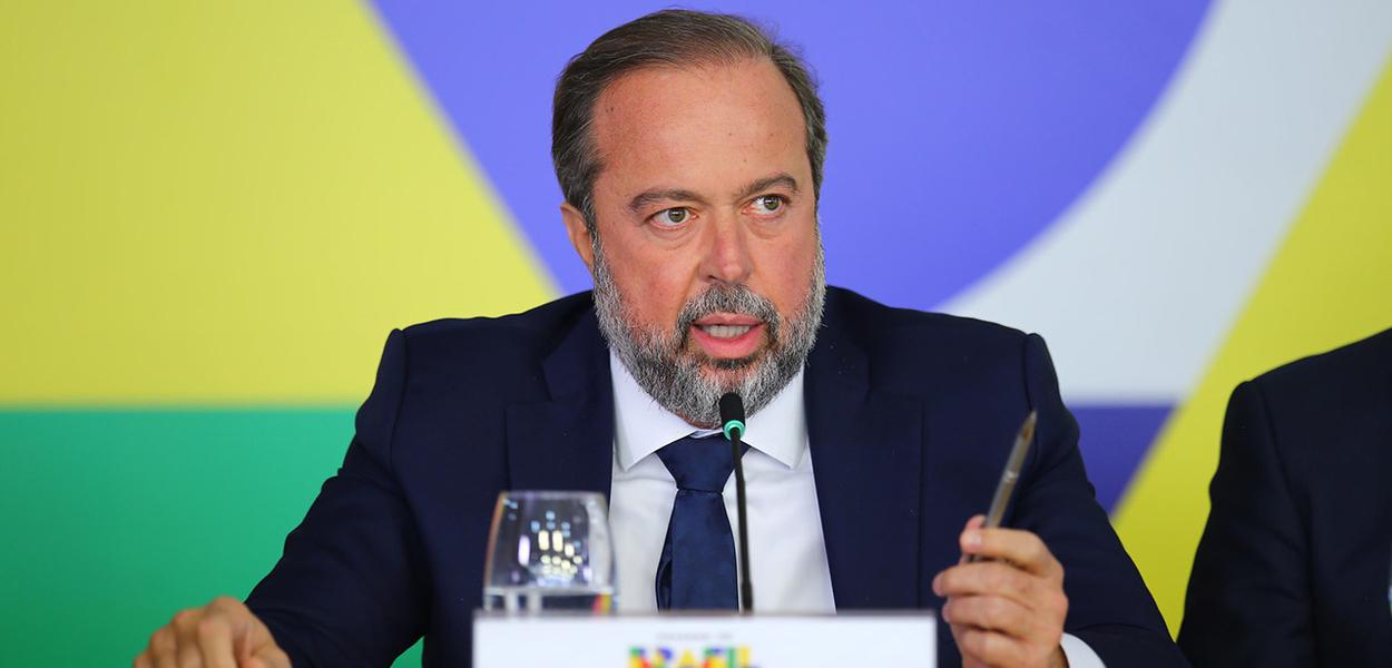 Postos com preços abusivos poderão ser interditados, anuncia Alexandre Silveira