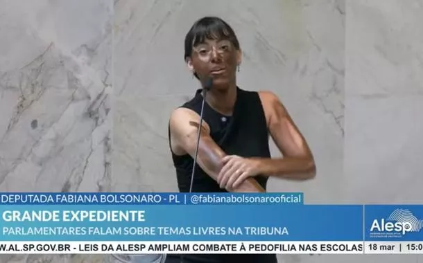 Fabiana Bolsonaro se pintou de marrom, questionando a indicação de Hilton à presidência da Comissão da Mulher na Câmara dos Deputados