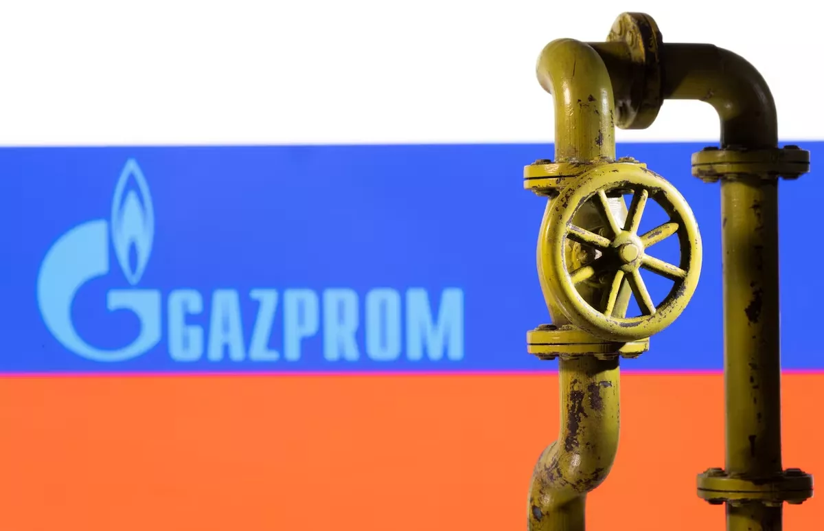 Um gasoduto de gás natural impresso em 3D é colocado em frente ao logotipo da Gazprom e à bandeira da Rússia exibidos nesta ilustração feita em 8 de fevereiro de 2022